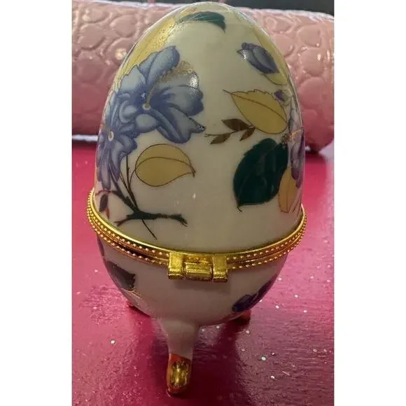 TRINKET BOX White Porcelain Egg Shaped Footed Gold Design w/ Baby Blue Center‎ - Picture 2 of 5
